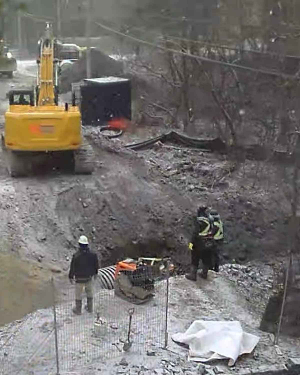 Chantier en cours : pelle mécanique, tranchée et équipe sur le terrain