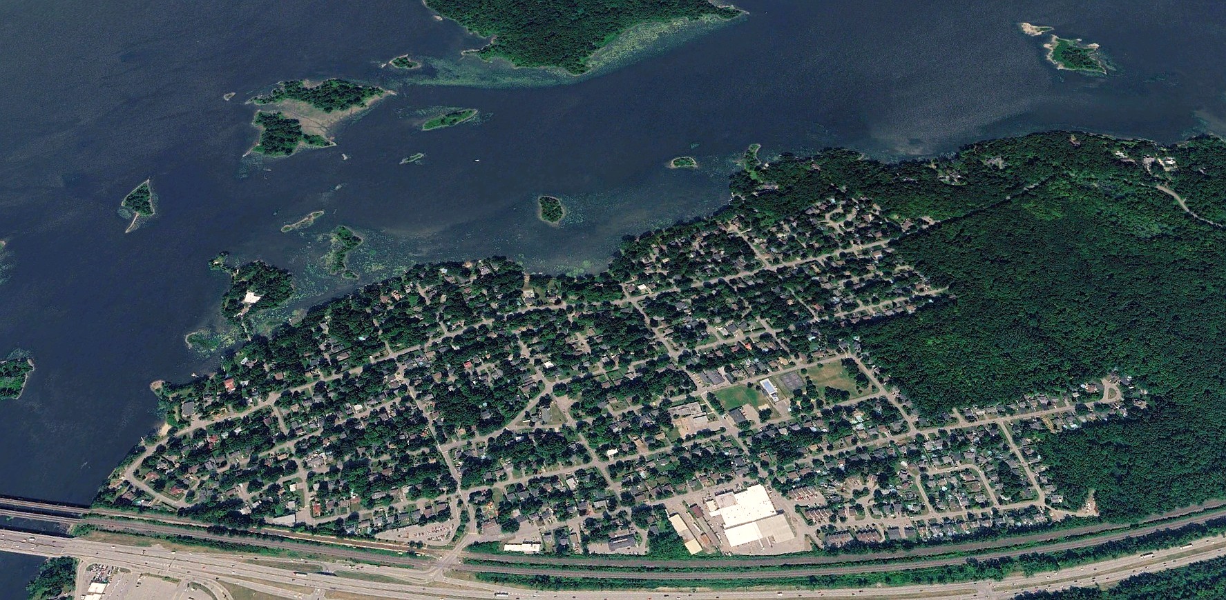 Vue aérienne de Terrasse-Vaudreuil, entre le lac et l’autoroute 20