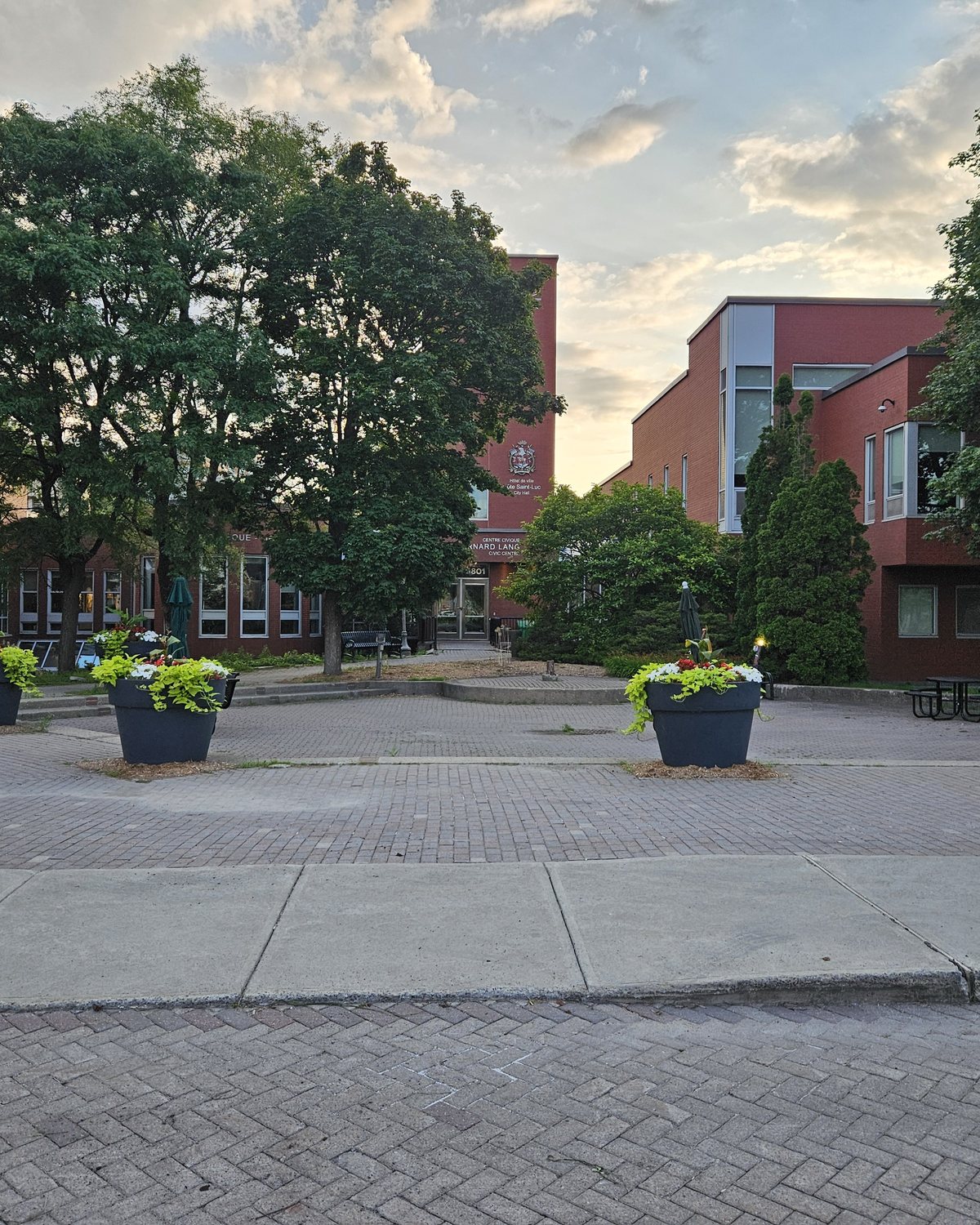 Place de l’hôtel de ville et allée de la bibliothèque