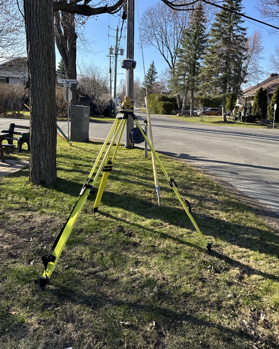 Récepteur GPS d’arpentage sur trépied, à l’angle de la 7e Avenue et du 5e Boulevard, Terrasse-Vaudreuil