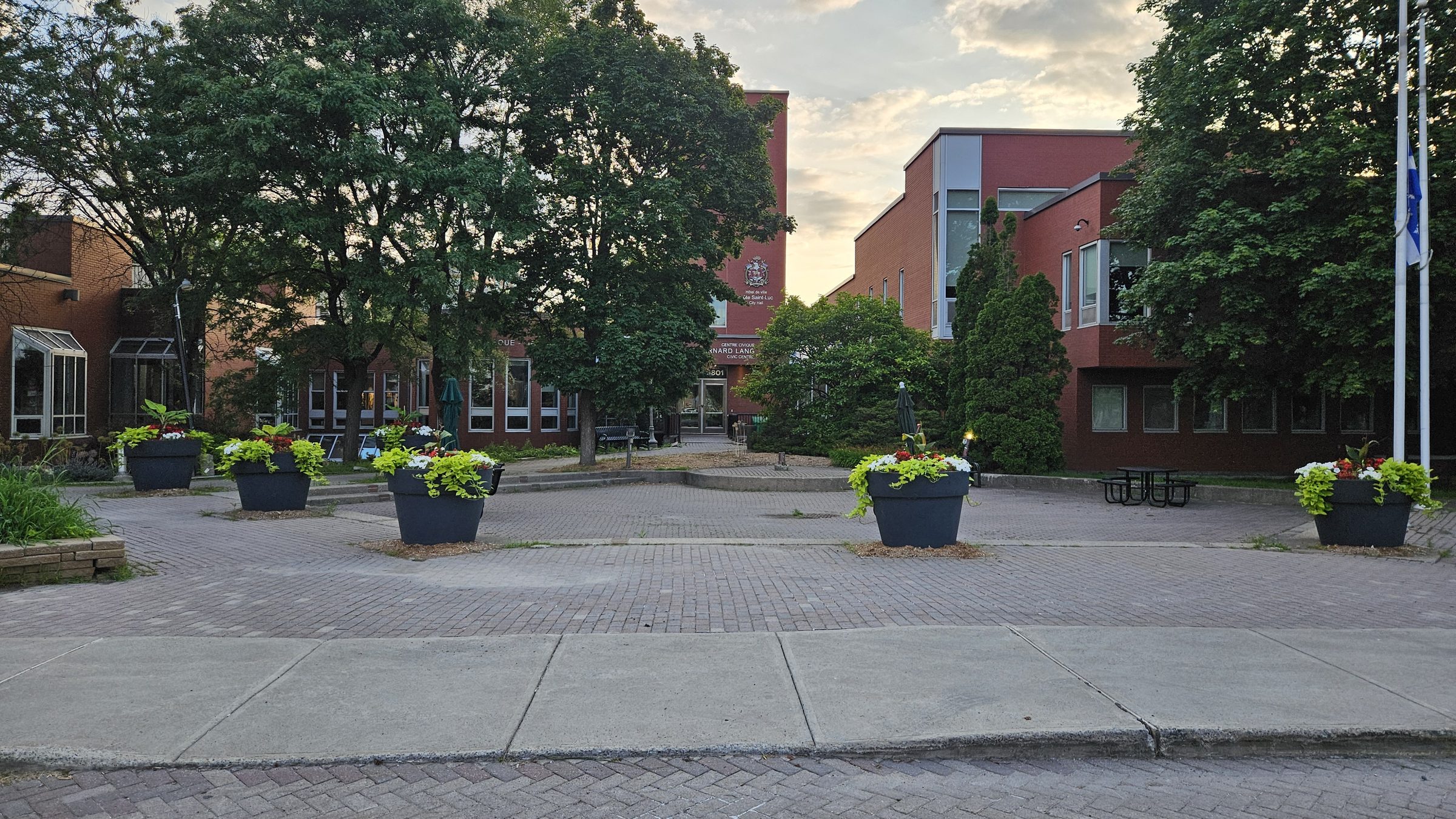 Place de l’hôtel de ville et allée de la bibliothèque