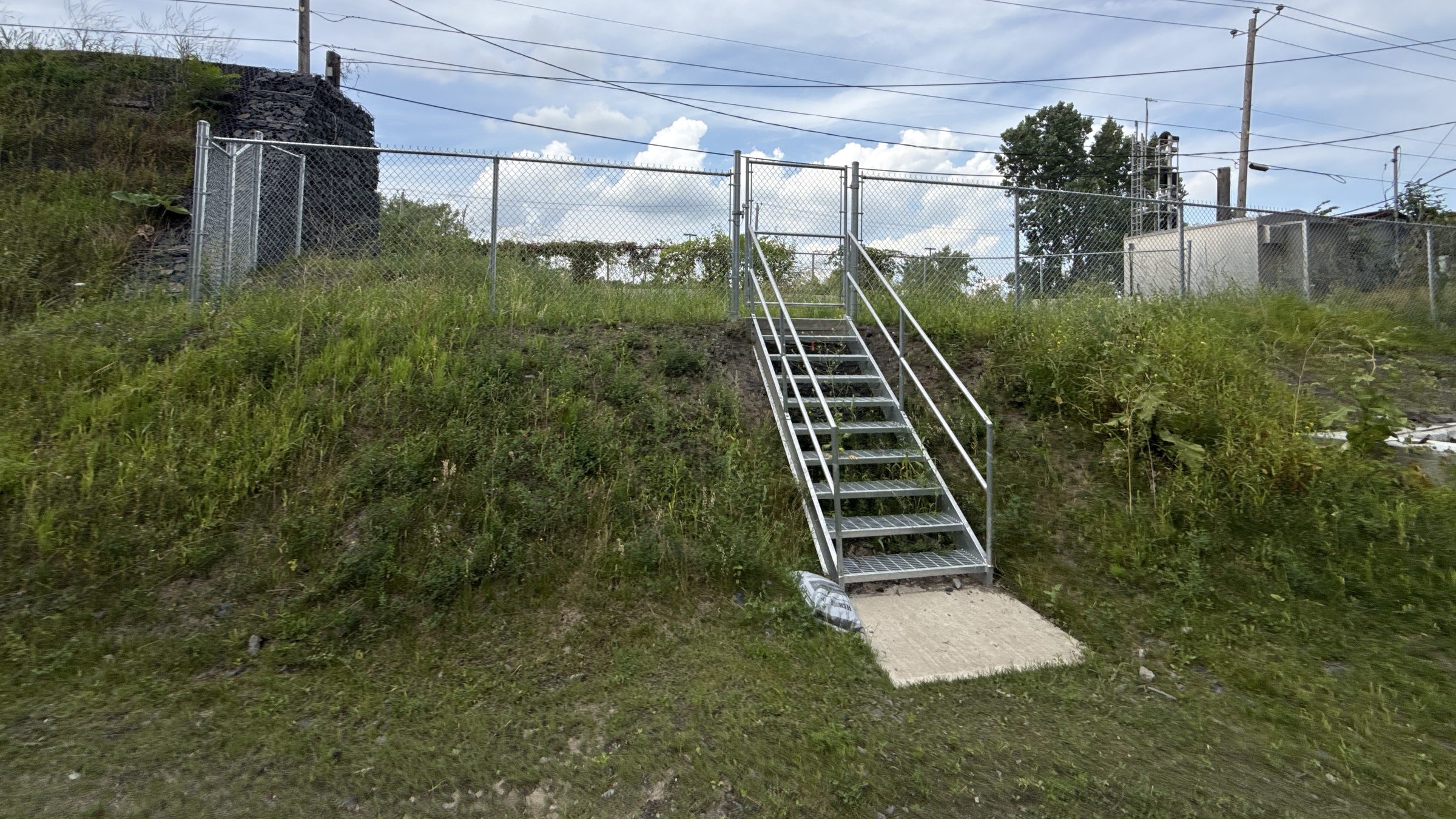 Talus anti-collision et escalier, Saint-Lambert
